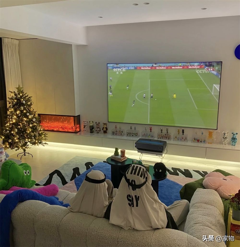 布置豪华客厅看世界杯,足球球迷怎么装饰自己的房间