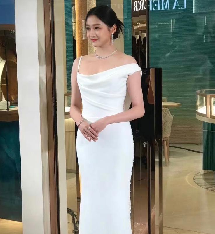 关晓彤最新照片女人味十足,关晓彤精修机场生图半身造型