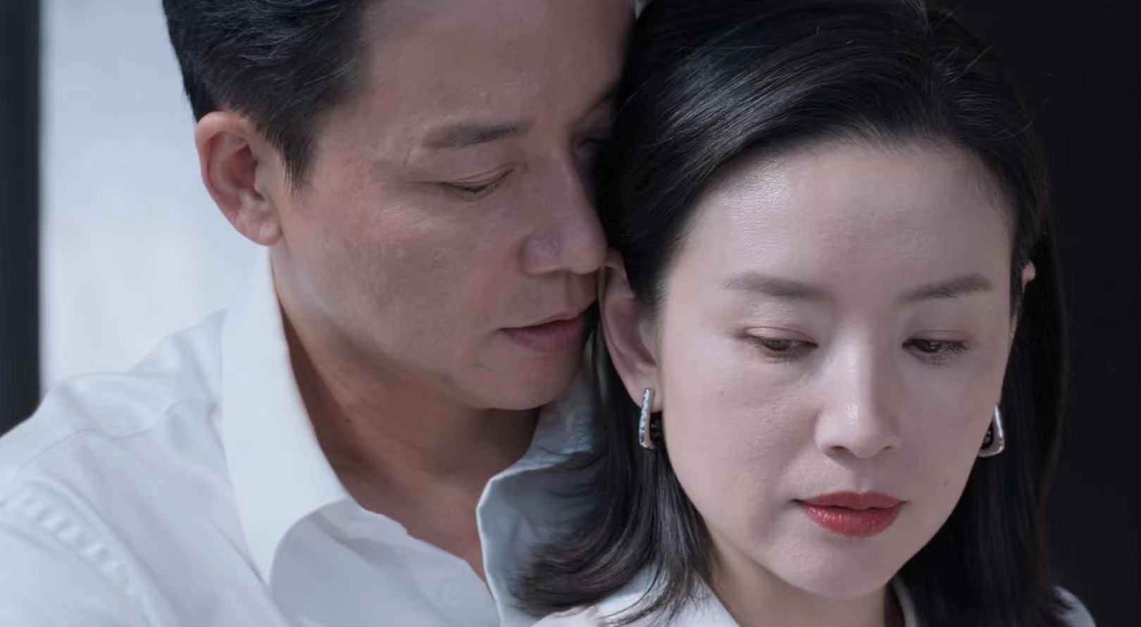 43岁董洁演“*妇情**”，教科书式撩汉，不靠颜值靠懂事