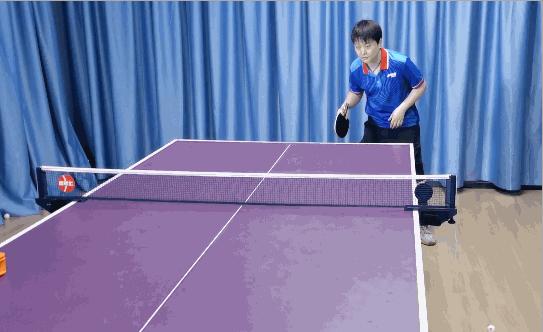 请教乒乓球高手直板发球技术操作,乒乓直板下蹲发球