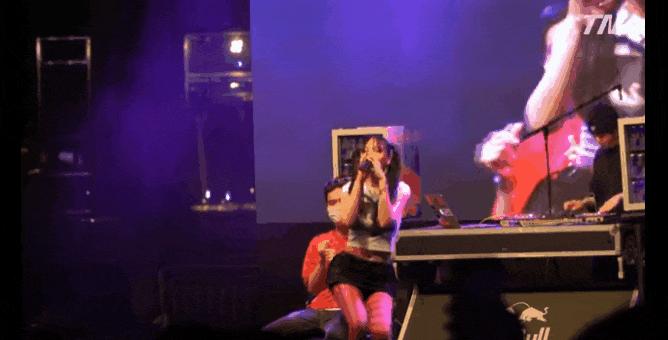 舞台上舔手摸*体下**…韩国人气女爱豆校庆表演被骂不堪入目？