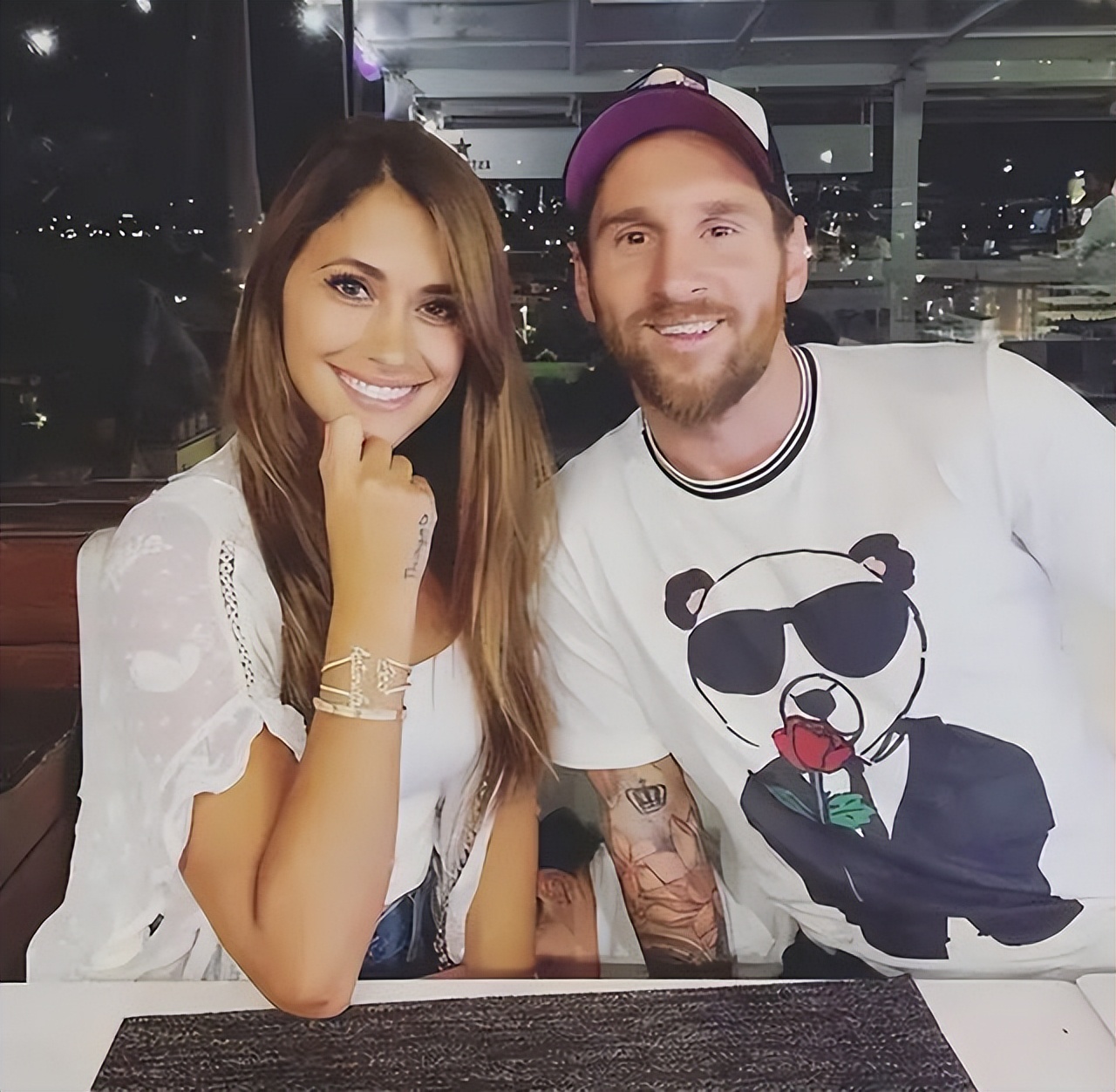 梅西34岁娇妻近况，穿短裙打网球，腰臀比堪称完美，球王好福气