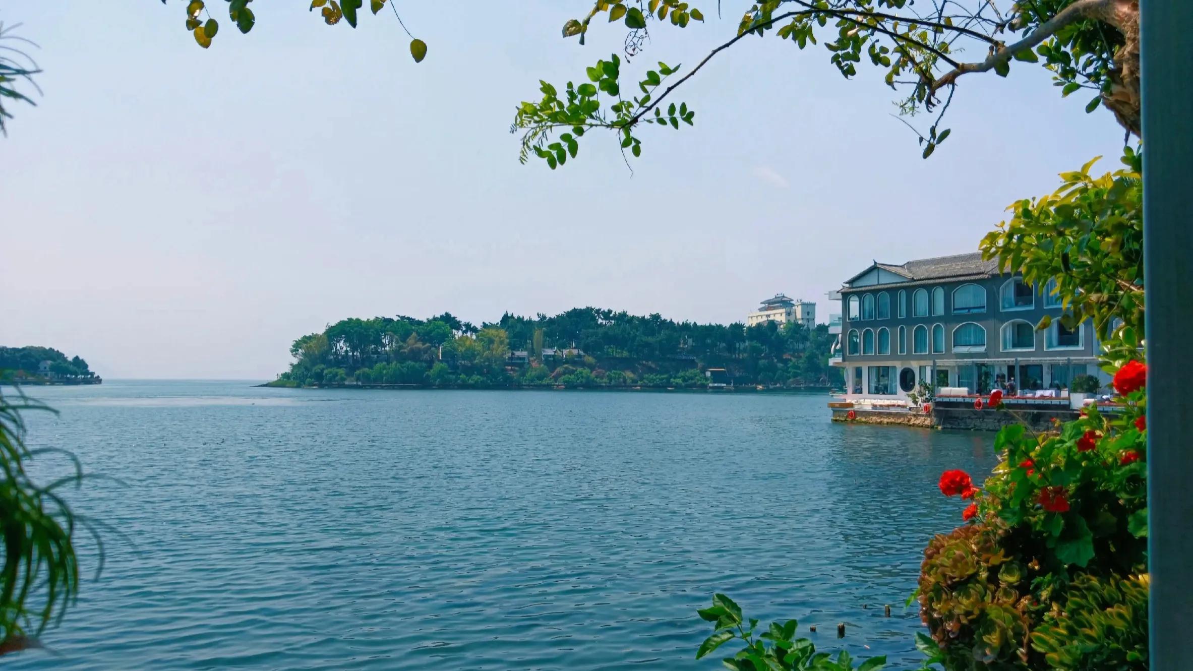 53岁女人退休工资2500如何,独居50岁女人每月四千生活费够吗