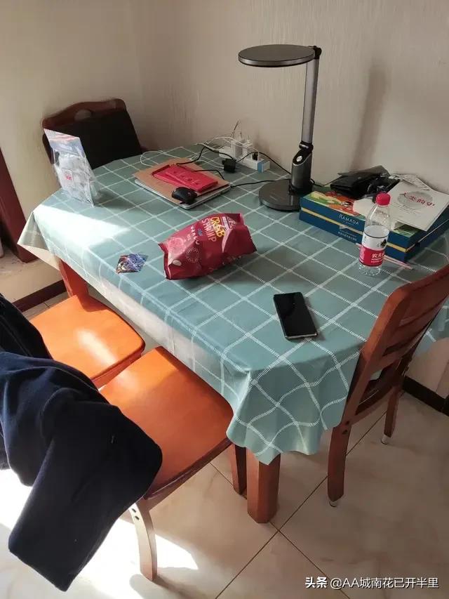 老公先斩后奏花2000多买了这丑不拉几的桌子，我真的好想扔了……