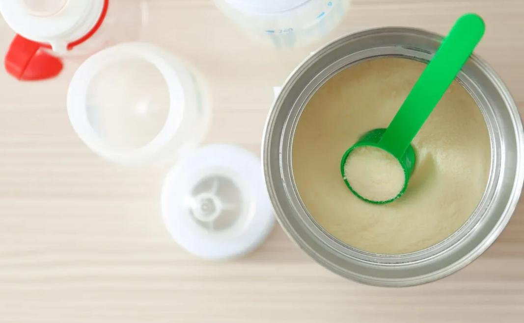 宝爸直接用热水冲奶粉被月嫂骂了，这才是正确的冲奶粉方式