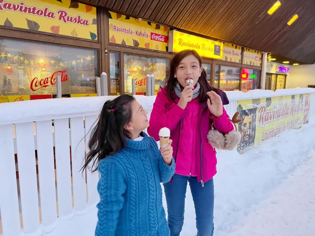 去芬兰看极光，见圣诞老人，路上却丢失行李，差点被锁地牢