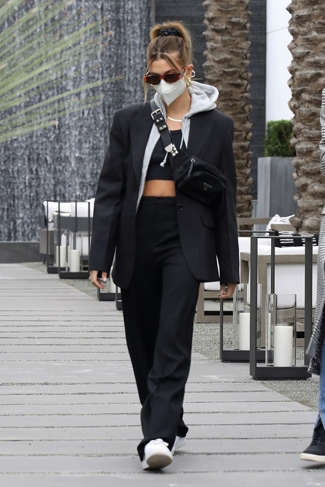 西装外套怎么搭配内搭卫衣,白色西装里面配什么颜色卫衣好看