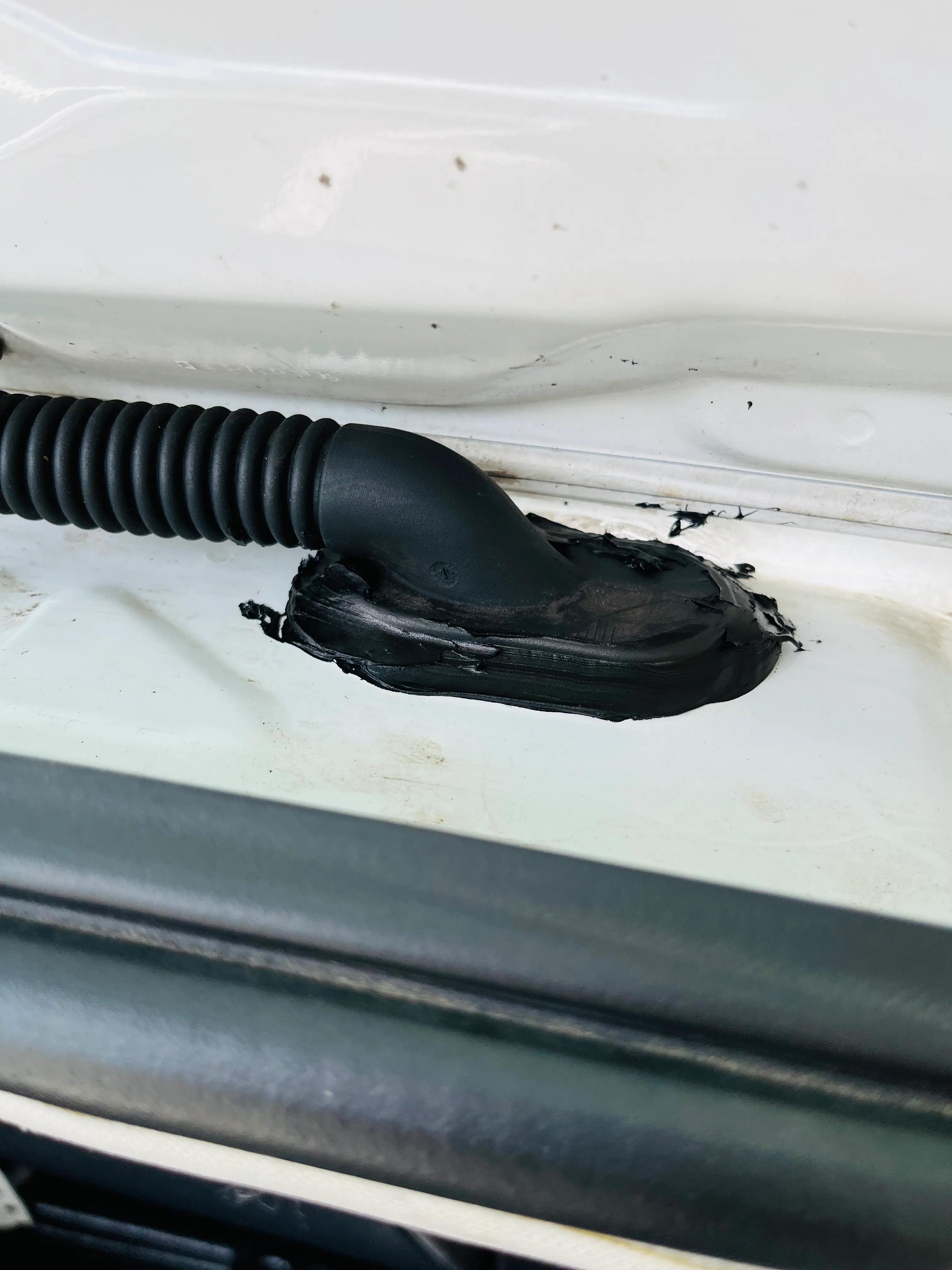 12款福克斯两厢后备箱左边漏水,12款新福克斯两厢款后备箱漏水