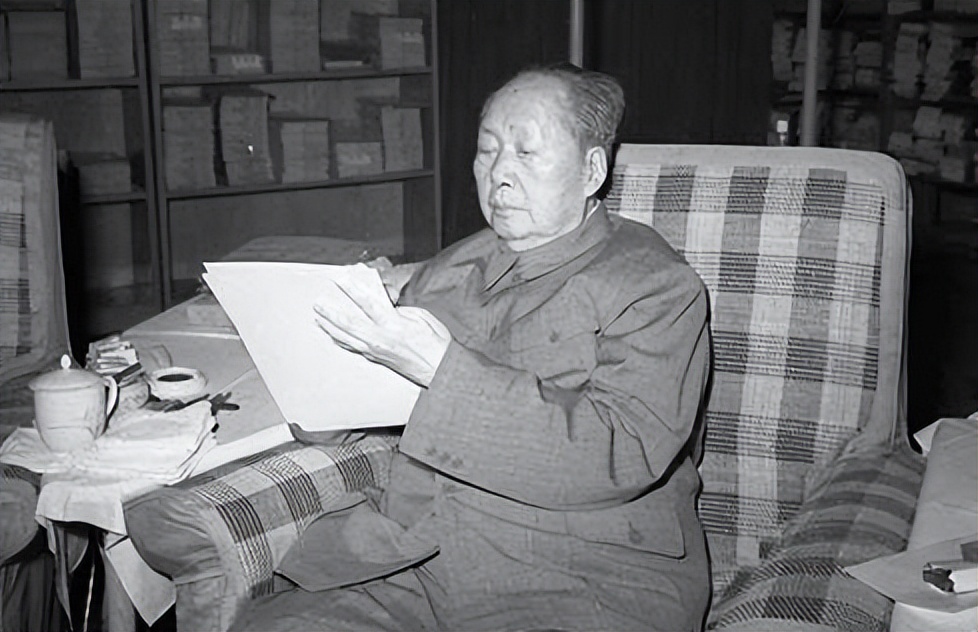 1969年，*先念李**抽雪茄，毛主席试尝后：这烟很好，为何不告诉我？