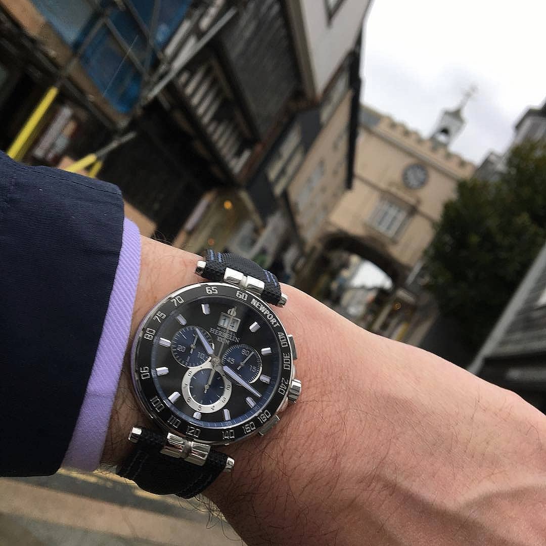 手表没有卡槽可以维修吗,手表还在质保期内维修却要收费