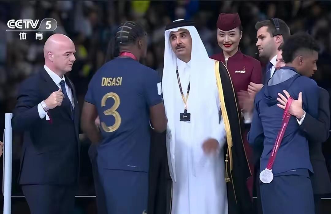 世界杯颁奖的空姐,中国空姐见证梅西颁奖