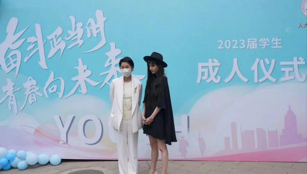 毛阿敏和女儿休闲合影照片,60岁毛阿敏与19岁女儿同框