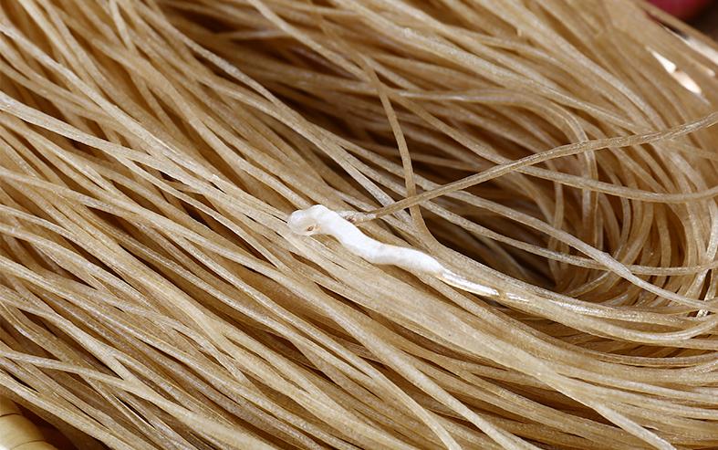 买粉条记住这三招,如何辨别红薯粉条真的假的