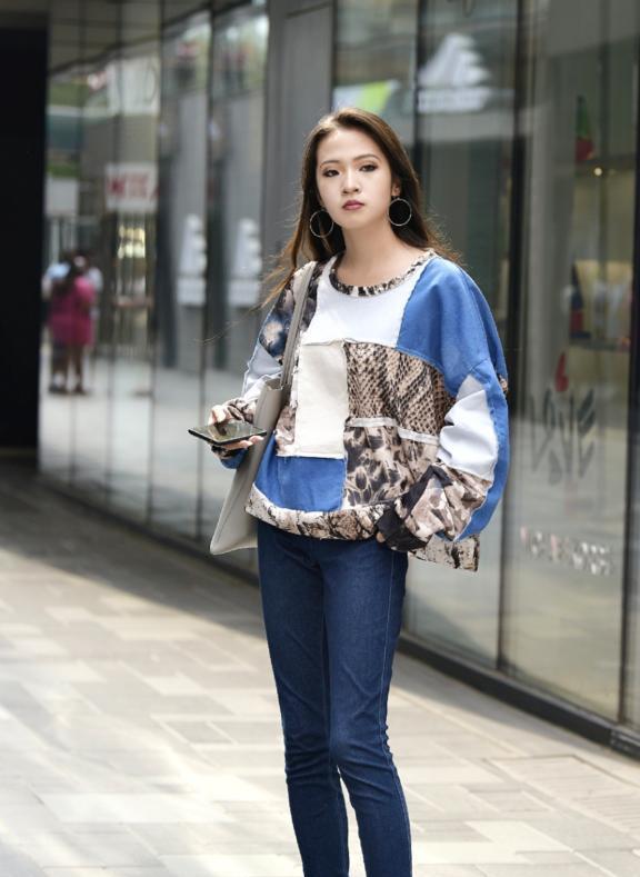 蓝色的休闲衫搭配牛仔热裤,短袖格子小衫搭配阔腿牛仔裤