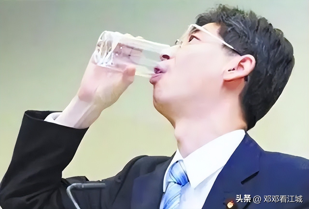 多次惹众怒的知名公知教授，如今沦落到美国街头送外卖