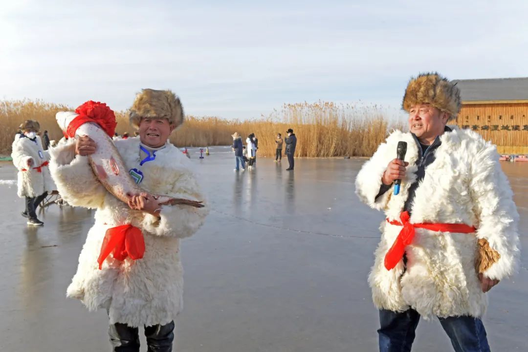 乌梁素海冰雪嘉年华,舞狮舞龙表演比赛
