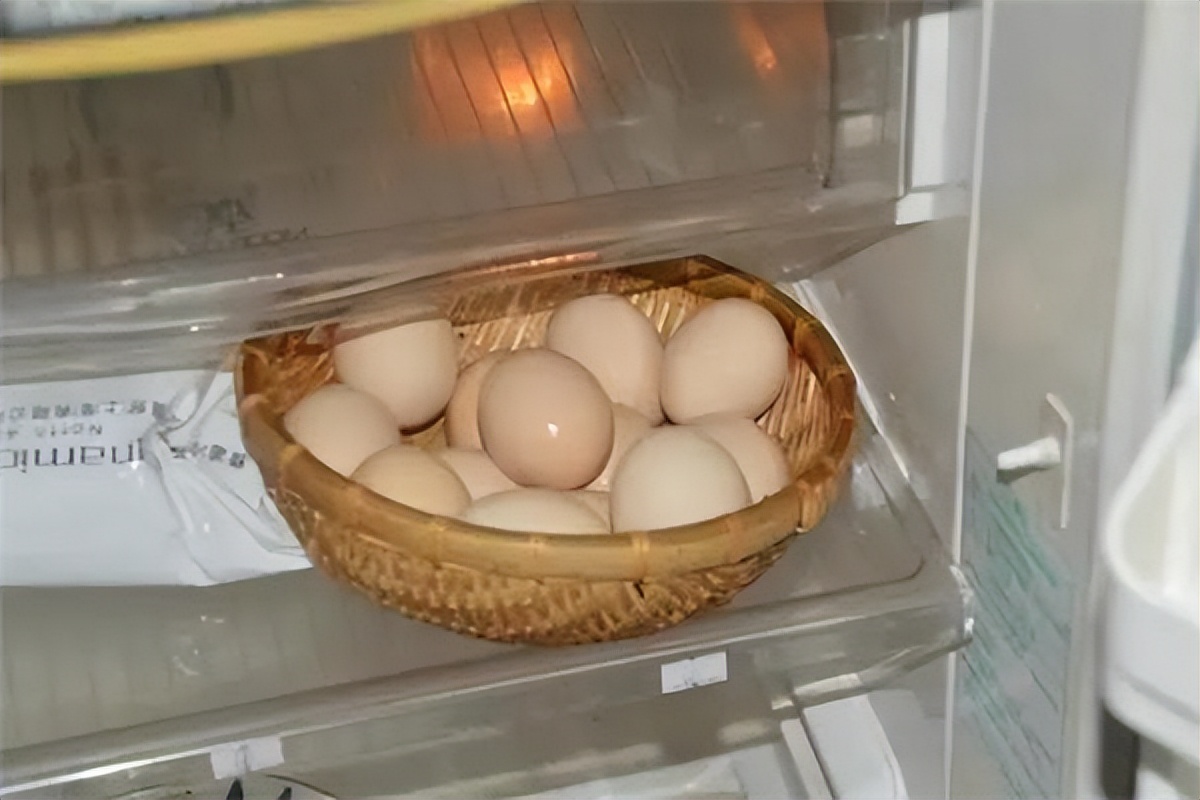 超市买的鸡蛋放冰箱里,超市买的鸡蛋放了一个月还能吃吗