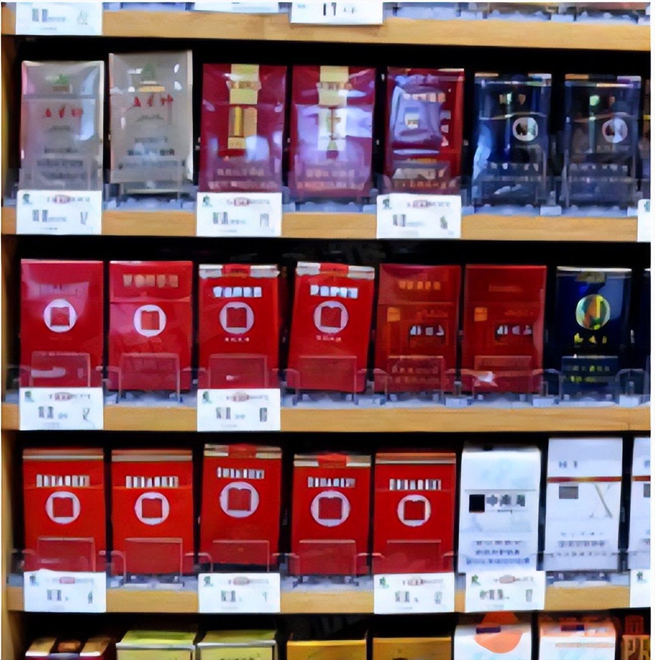 笼罩在烟雾里的巨人，中国*草烟**总公司，一年税费养活中国*队军**