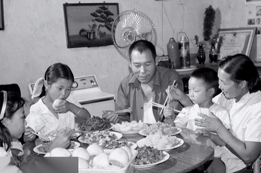 龚清孝：吃草上瘾得以赚钱娶媳妇，34年吃了40吨草：我就喜欢吃草