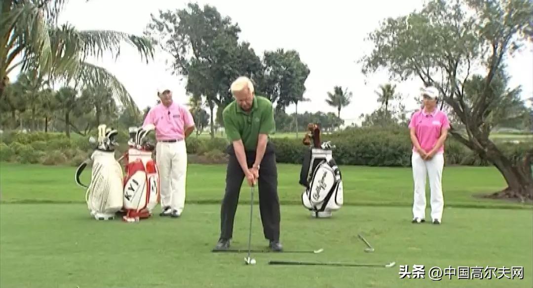 挥杆过程中下半身的正确打开方式,整个挥杆过程都要保持握杆的力度