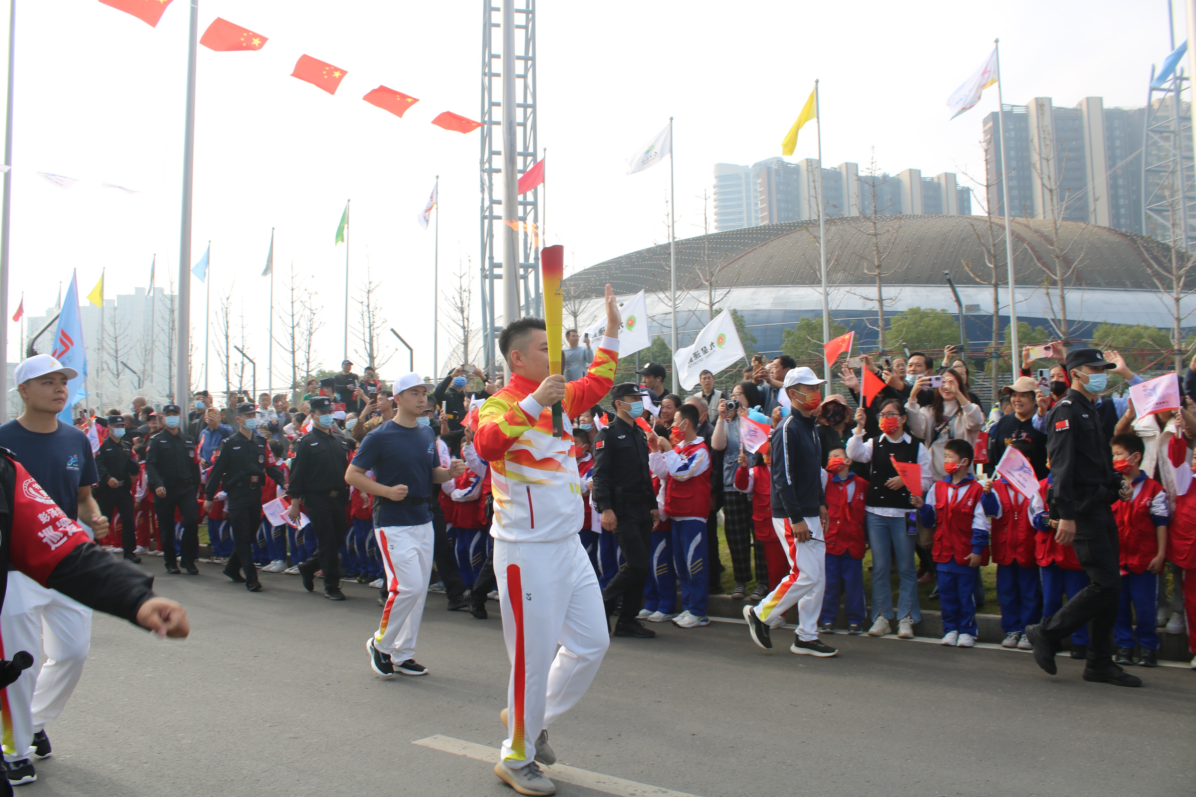 传递梦想和希望——九星体育董事长李睿参与省运会火炬传递