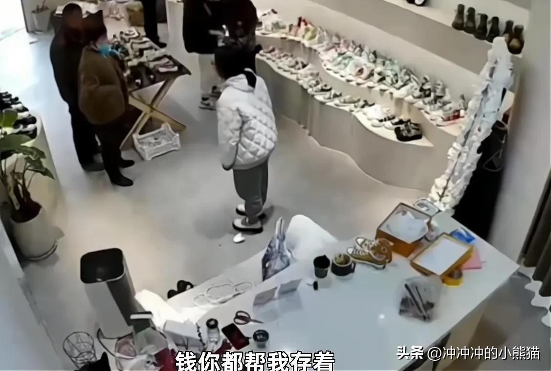 “本硕女孩和哥哥被啃小”事件引发全网热议:直言父母又懒又贪