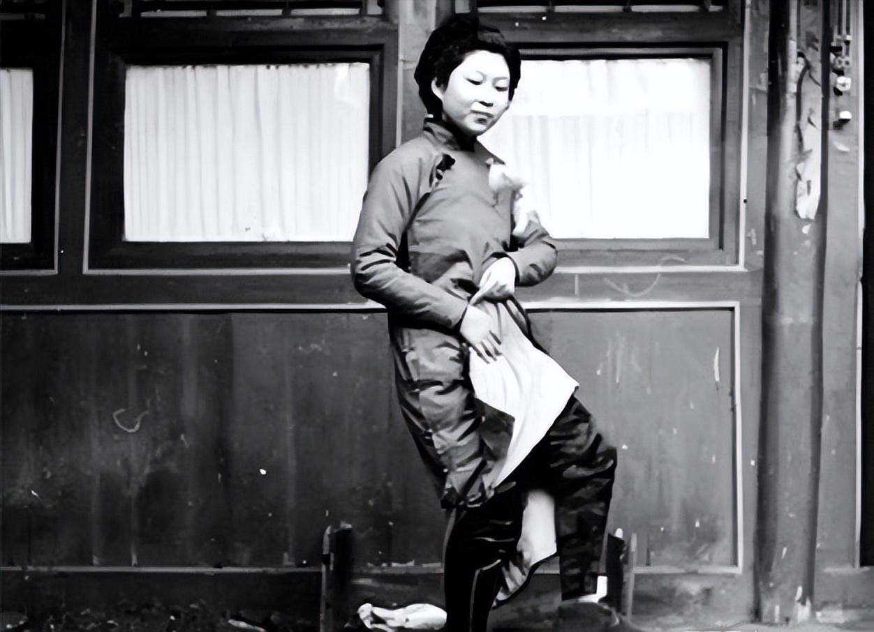 记者故意刁难周总理：为何要用美产钢笔？他的回答让记者羞愧