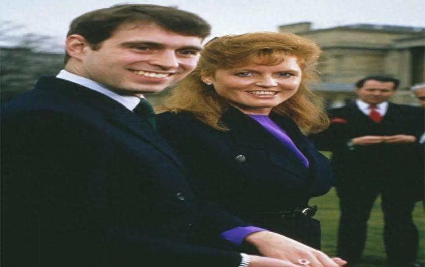 1992年,英国王室曝出丑闻:37岁富商吮吸着33岁王妃的脚趾