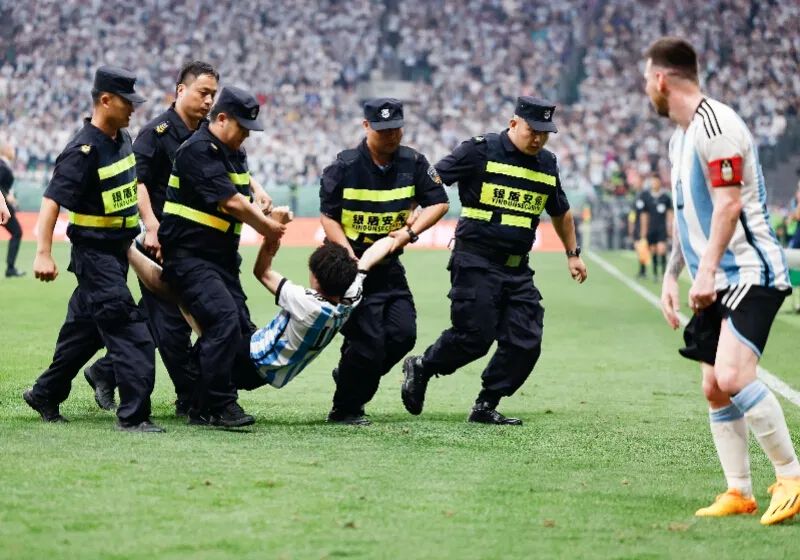 梅西回应冲进场拥抱梅西,梅西北京比赛时被球迷闯入拥抱