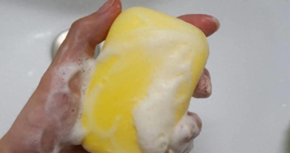 上海一女子用硫磺皂洗头,一女子坚持上海药皂洗头半年