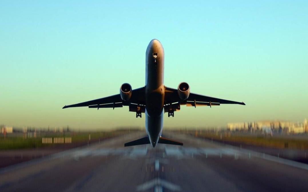 重达百吨的飞机是如何飞上天空的,近距离看看飞机起飞速度有多快