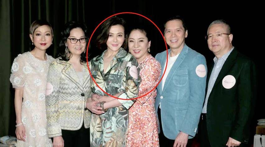 59岁关之琳罕见现身,55岁的关之琳难掩时光痕迹