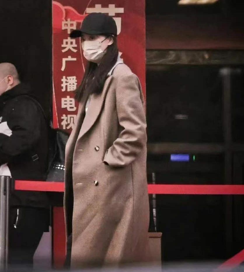 赵丽颖和张小斐同台穿的衣服,张小斐赵丽颖粉色大衣