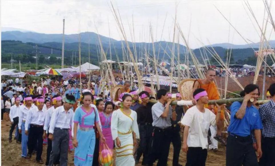网友质疑泼水节,泼水节是娱乐活动吗