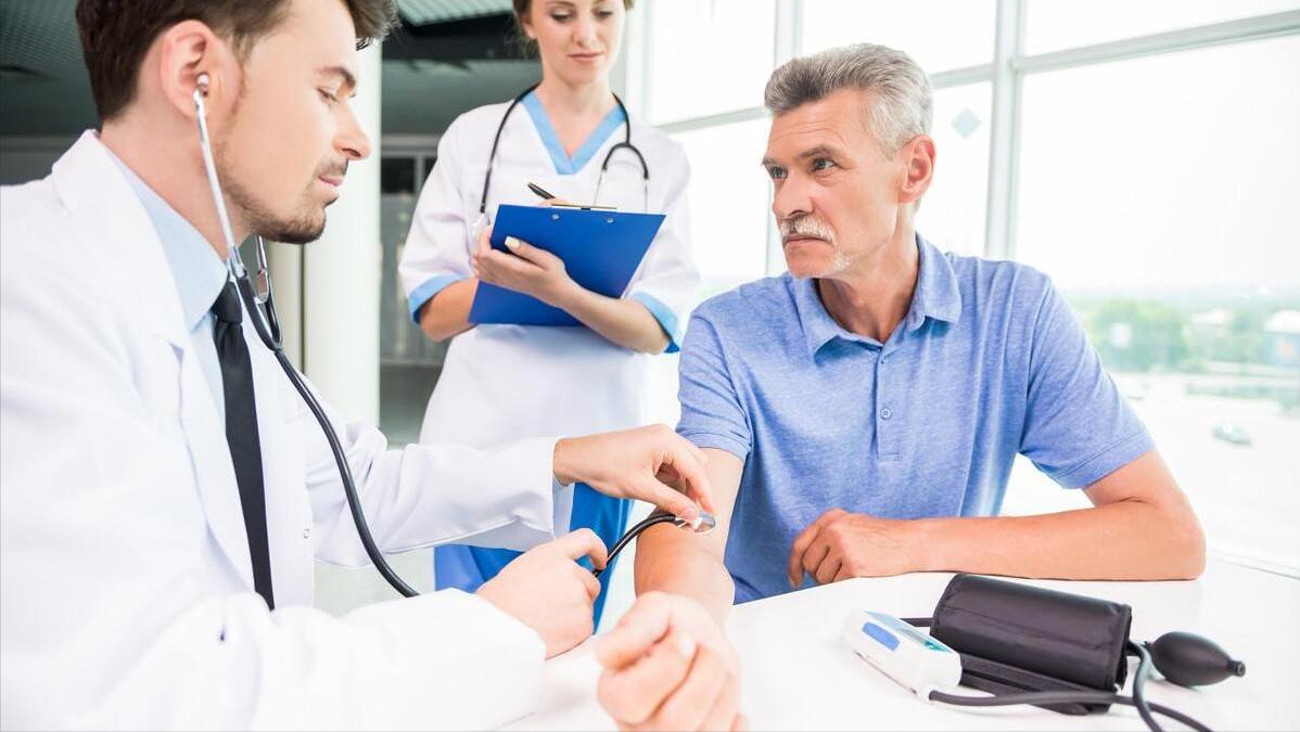 脚后跟起皮粗糙干裂涂维生素e,脚后跟干裂吃维生素b12行吗