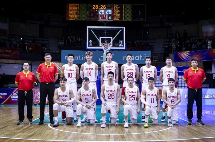 男篮官宣国家队18人集训名单，孙铭徽等多人落选，1/3是新人