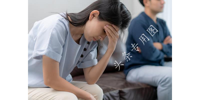 亲爸后妈打孩子被后爸亲妈救走,亲爸后妈把孩子给打了