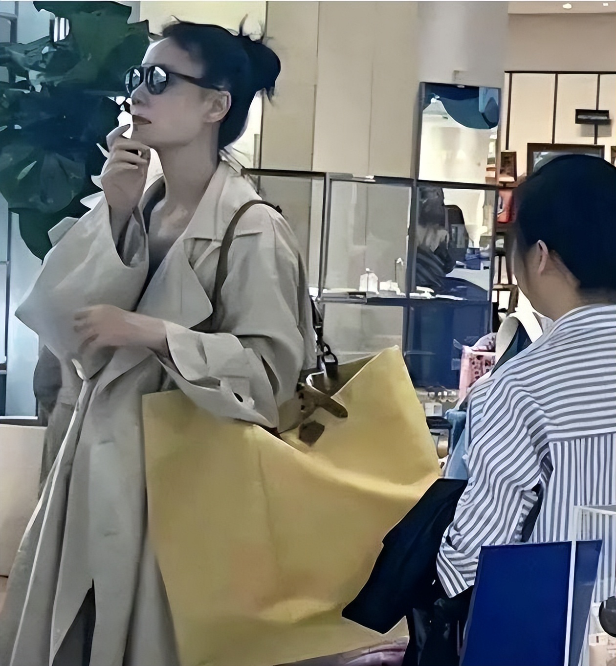 王菲李嫣打扮视频,李嫣王菲休闲装扮现身