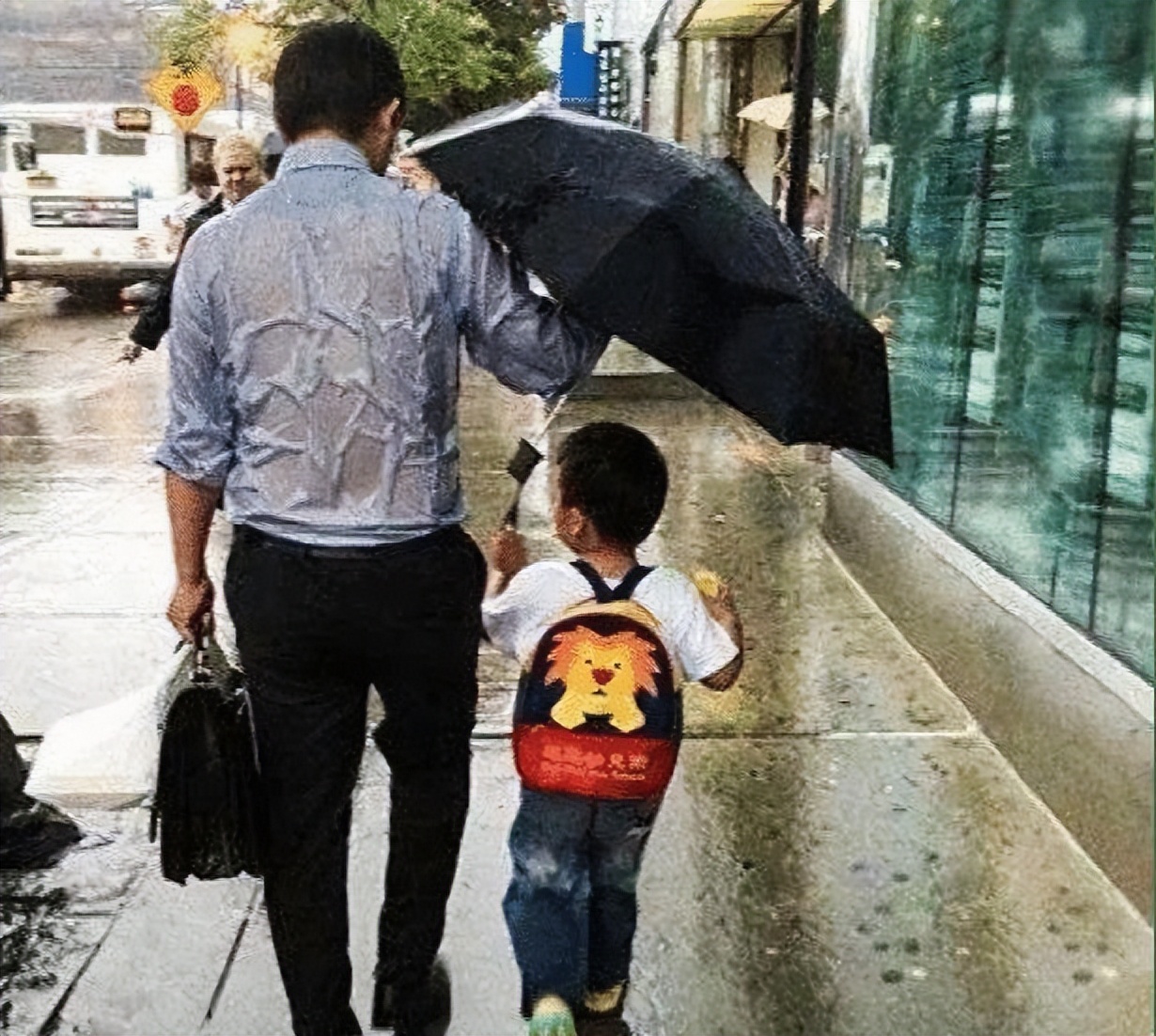 火爆全网的雨伞广告,顶级品牌雨伞广告