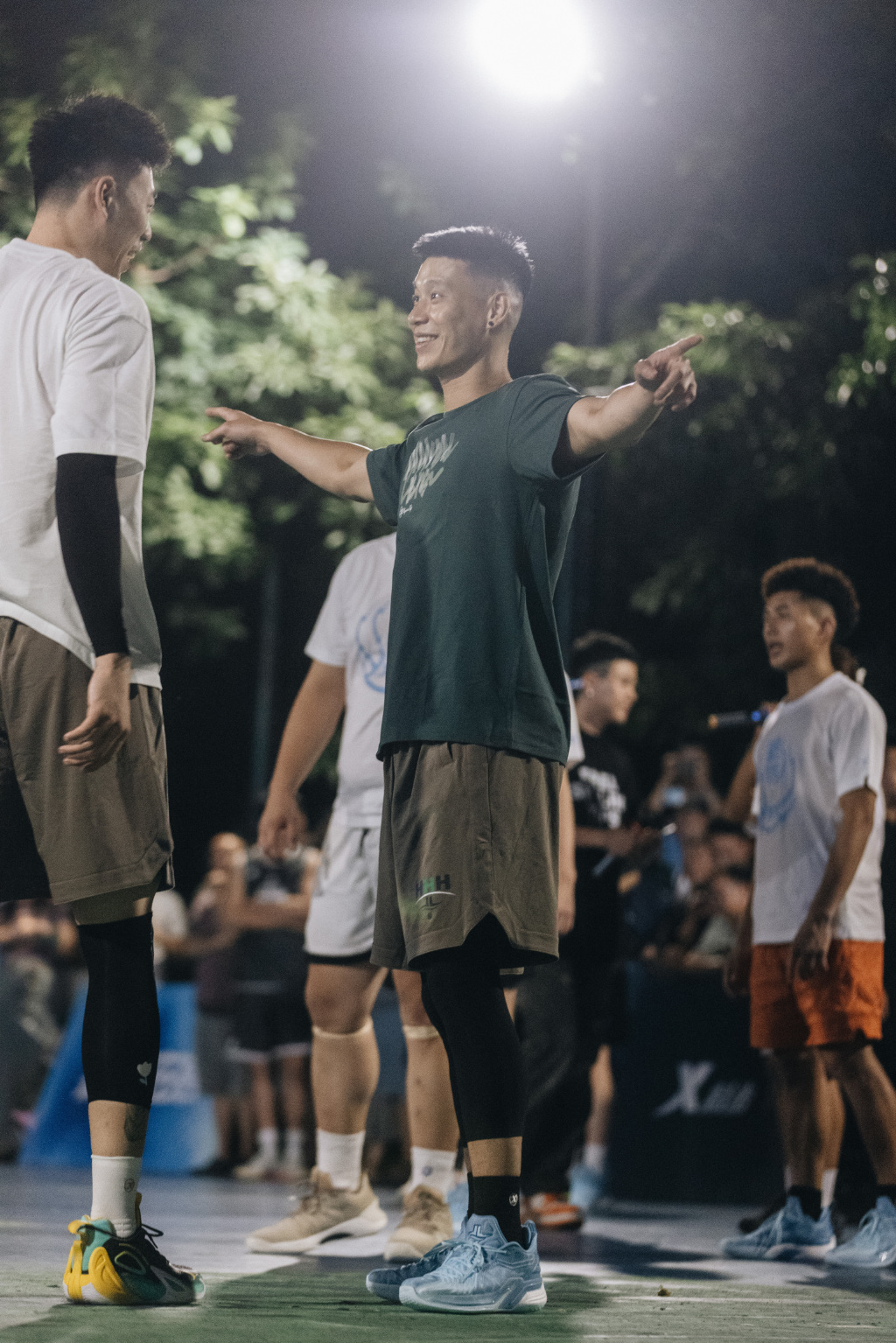 林书豪张镇麟现身野球场,张镇麟林书豪在成都