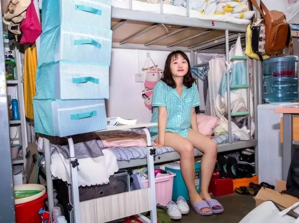 大学女生将用过的卫生巾贴满床，气味很“上头”，室友却忍气吞声