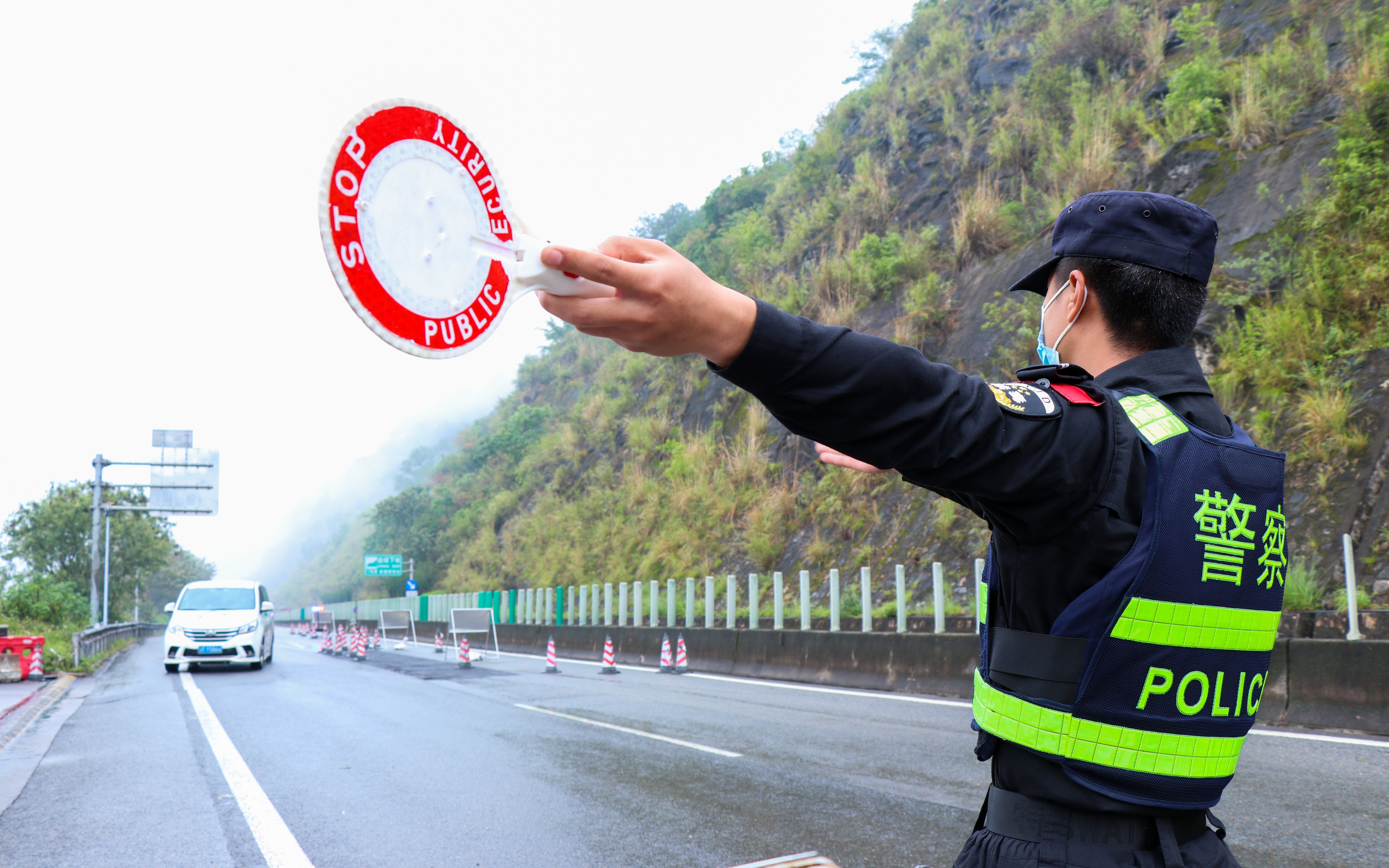 国际禁毒日第一视角直击缉毒现场,626国际禁毒日缉毒警察图片