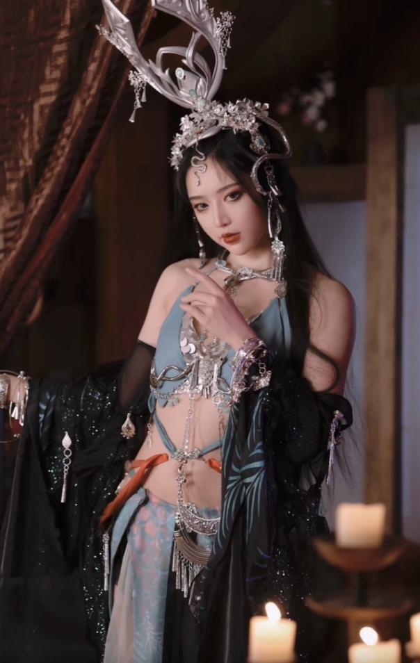 一万岁的蛇妖不要随便COS，这俩妹子没把持住试了下，结果出事了