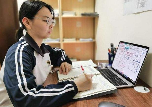 安徽一老师编“男足”段子,学校当标语滚动*放播**,结果有些意外