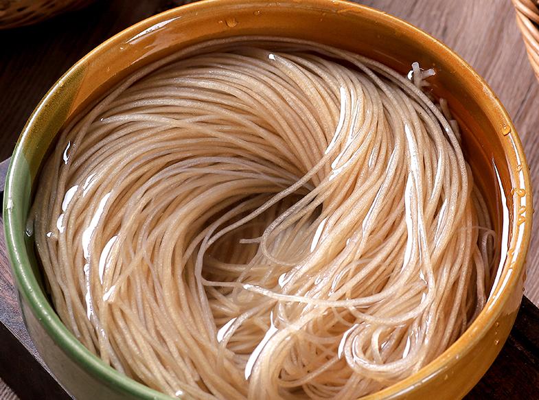 买粉条记住这三招,如何辨别红薯粉条真的假的