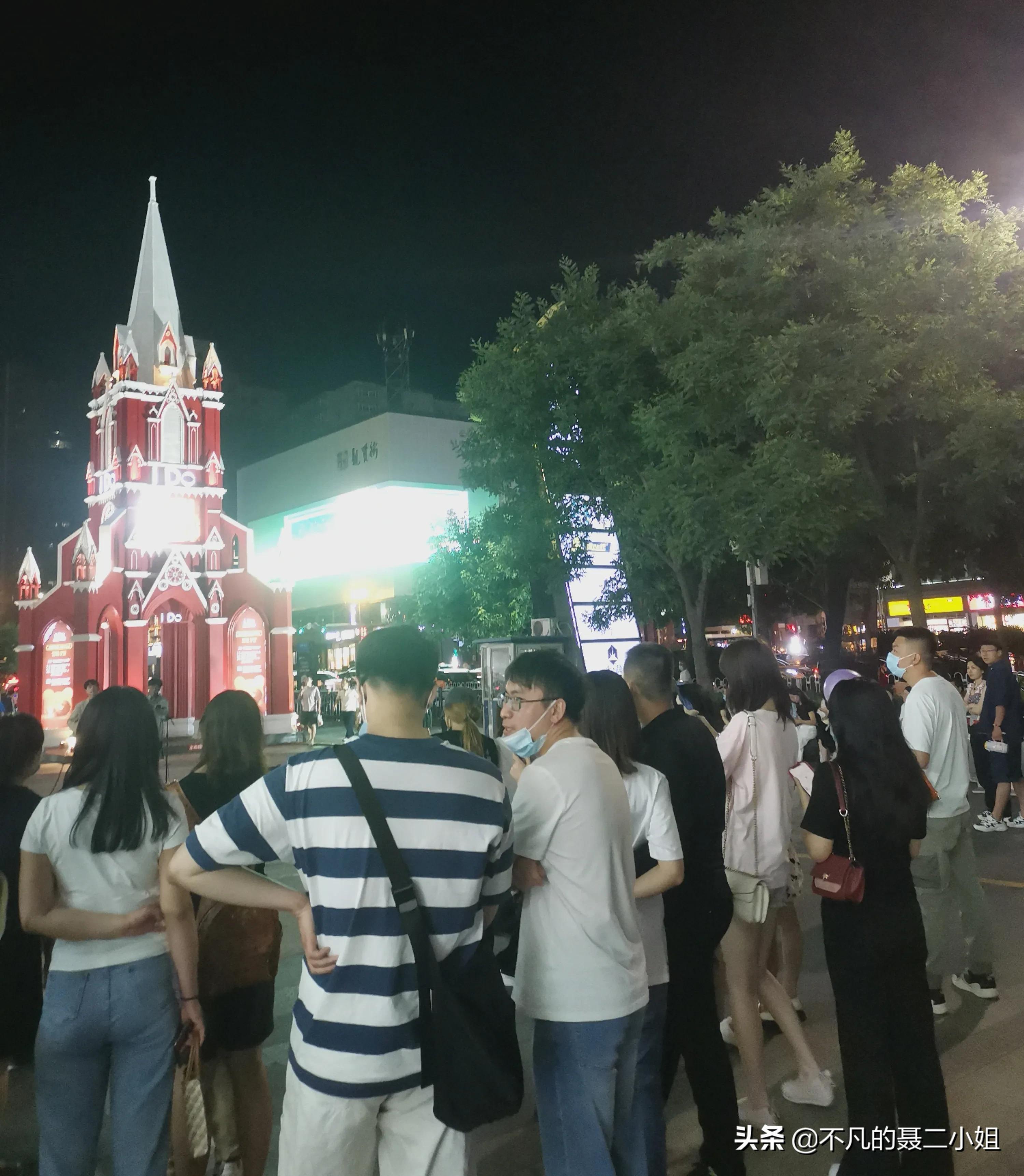 太原茂业夜景横屏,太原茂业人山人海