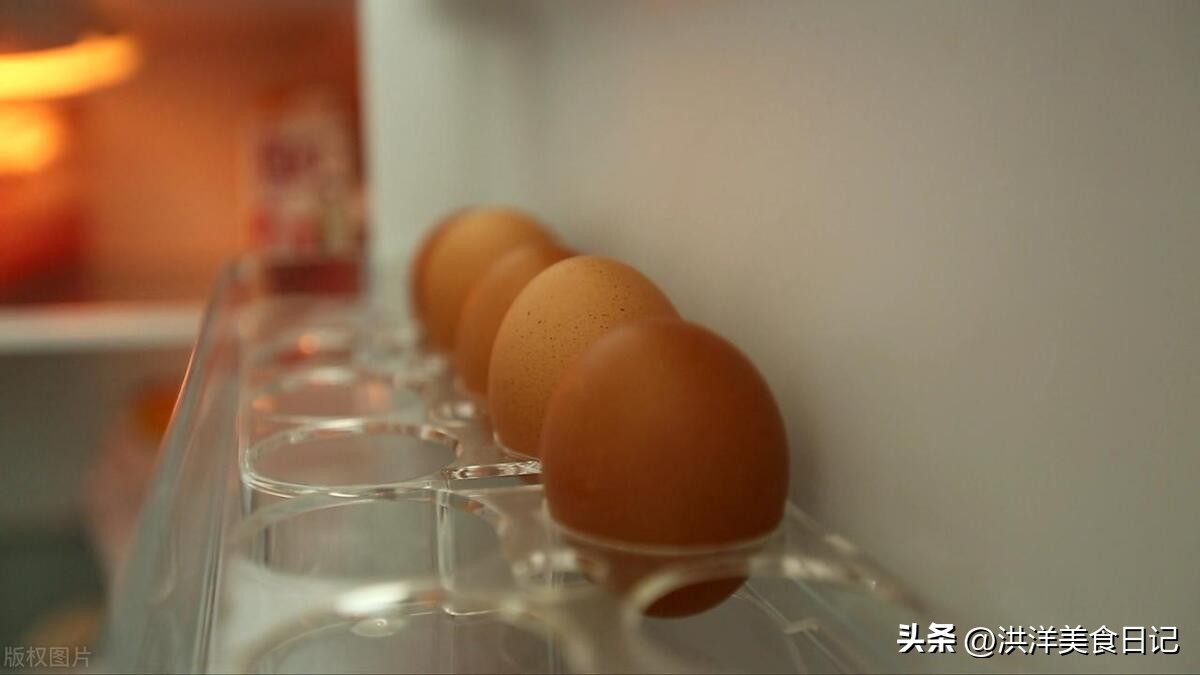 煮熟的鸡蛋可以放冰箱冷冻保存吗,鸡蛋在冰箱放了一个多月还能吃吗