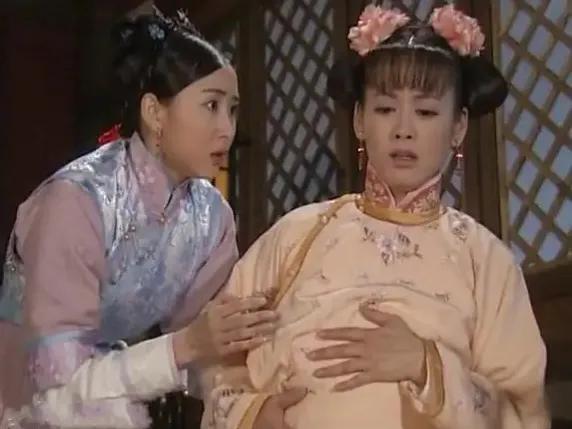 1635年，孝庄给丈夫皇太极请安，刚到门口，却听见姐姐的撒娇声