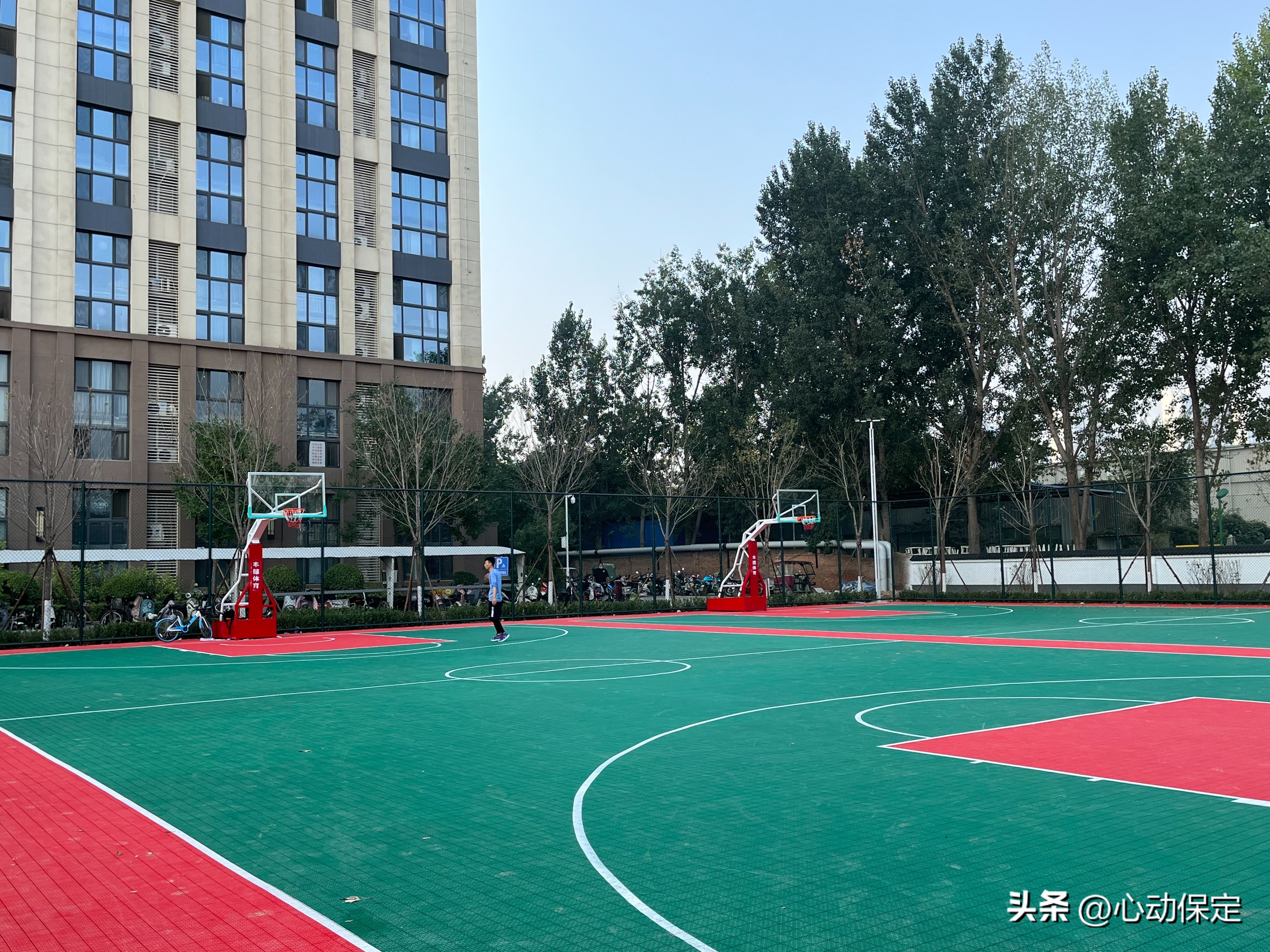 一湾碧水穿城过一幅美景入画来,一湾碧水潺潺