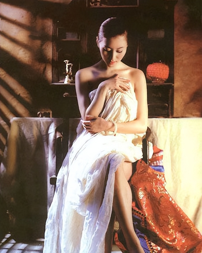 19年后再看汤加丽，为艺术献身成史上第一位人体模特，她做错了